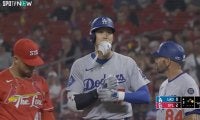 シャキーン！大谷翔平、183キロ爆速ヒットで“目力強め”決めポーズが炸裂 カメラが捉えたドヤ顔に注目「リアクションがw」
