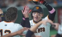 巨人・丸佳浩が代打で1号　怪我から復帰弾…阿部監督、長嶋さんばりの“カンピュータ”発動