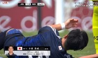 「レッドだろ！」“悪質な肘打ち”でU-20日本代表MFが悶絶…「ガッツリ振ってる」「イエローは酷い」「完全に顔を狙ってる」小倉幸成を出血させたメキシコMFにファン怒り