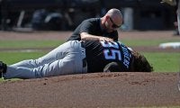 弱小球団に戦慄の“事故”　球審も凍りつく…倒れ込んだ選手にSNS悲鳴「最悪だな」