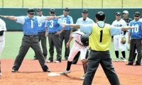球児の夏へ、判定技術磨く　高校野球の審判講習会に60人
