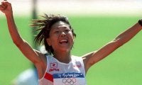 高橋尚子のシドニー五輪金メダル「すごく楽しかった42kmでした」の裏にあった「怖くて、長かった最後の200m」
