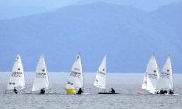 猪苗代湖でヨットレース　巧みに帆を操り順位競い景色も堪能