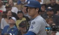 腰をトントン…大谷翔平もお疲れ？遠征＆13連戦にライブBPも「腰痛そう」「大丈夫？」の声も続々