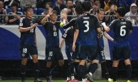 ｢そうか！違和感はそこかw｣｢すごいしゃがんでる笑｣日本代表DF20歳の試合前“初体験ショット”が話題！｢一番背が高いのに｣｢1列目！新鮮｣の声