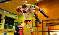 過疎に悩む町をプロレスで活性化　迫力満点の肉弾戦に400人が熱狂