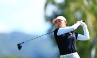 石井理緒が単独首位 皆吉愛寿香、山下心暖も初勝利へ1打差／女子下部