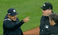 審判にブチギレ！ 噛んだガムを投げ捨て“暴走”「怖すぎだろ」 “疑惑の判定”に激しすぎる猛抗議… ヤ軍の闘将・ブーン監督がやっぱり退場させられる