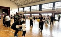 元女子日本代表竹下佳江さんと親子でバレーボールを体験