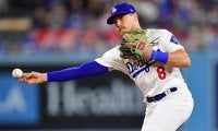 【MLB】ド軍始球式にサッカー界のレジェンド登場で大歓声「2人のスポーツ界のスター」　キケ相手のノーバウンド投球とユニ交換に熱視線