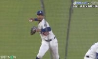 「気持ち良すぎだろ」ドジャースのベッツ&フリーマンが魅せた“華麗なるファインプレー”にファン大興奮…投手も思わず「ワオ！」驚きの美技