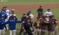 大谷翔平も早々に“参戦” 死球を巡って大乱闘寸前…「ヤバいな」「こりゃあかん」たまらず争いの輪に駆け寄る瞬間