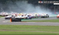 一体、何が？車がぶつかりまくる大混乱→突如順位を譲る“まさかの再スタート”にファン騒然「すごいショートカットw」