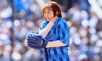 「愛らしさが変わらない！」横浜スタジアムに降り立った＂奇跡の33歳＂が話題、はにかみ笑顔もまた…「ずっと見ていられる」