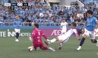 「今のミスきついね」ファン落胆…DF2人の連続エラーで相手FWにアシスト→痛恨失点の瞬間「水撒いてる影響？」