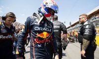 「フェルスタッペン、孤独な戦い」支えなきレッドブルの体制に痛烈皮肉　角田裕毅の不振にも厳しい指摘「誰も続いていない」