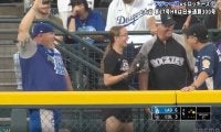 球場騒然！女性ファン、大谷の豪快弾を“神キャッチ”直後のリアクションが話題に「めっちゃ嬉しそうw」「こっちまで嬉しいな」