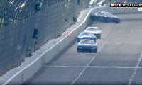 「出口でリアが…」シボレーがドリフトしながら壁を擦る“曲芸走り”「当たってますね」放送席も驚愕
