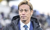 ｢いちご飴食べるんかーーーい｣元日本代表・本田圭佑の“無邪気な姿”にくぎづけ、“変顔＆神対応”連発のゲリララン動画に｢可愛い｣｢イケメン｣の声
