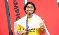 ｢しかおの親戚かな？｣ホッフェンハイム加入の日本代表DF町田浩樹が抱き締めたのは“ポケモン御三家”ではなく…！｢鹿をやっぱり選ぶのね｣｢愛が詰まりまくってる｣の声