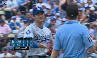 帽子をヒョイッ！大谷翔平、粘着物質チェックで審判に見せたチャーミングな笑顔 衝撃の“102マイル”から表情一変！