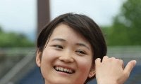 【陸上】モデル活動も行う山中日菜美、黒Ｔシャツ＆短パン練習着姿で“新相棒”リング披露