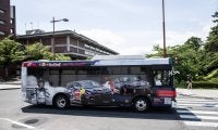 500万回再生を記念したレッドブル×ロバンペラのラッピングバスが青森・弘前で運行開始