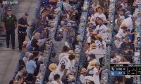 「ナイスキャッチ！」大谷翔平のファウルボールを手にした観客が大はしゃぎ “麦わら集団”も拍手喝采