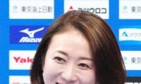 「なんですか！この美女お二人は」黒ワンピース姿の田中雅美さんが後輩メダリストスイマーと再会