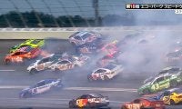 「何台巻き込まれたか」23台が絡む大クラッシュで赤旗中断 米レースの今季最大級事故に放送席騒然「逃げ場がない」