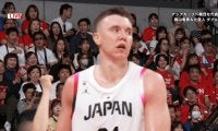 「パワフルすぎる！」ホーキンソンの“鬼神フィジカル”にSNS騒然「囲まれてたのに」「頭が上がらない」３人相手にボール死守の瞬間【バスケ男子日本代表】