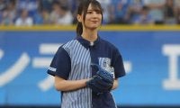 日向坂46・小坂菜緒さんが2年連続ノーバウンド投球　可憐な“制服姿”に大歓声