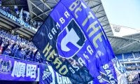 ｢ラヴィからの半田の背中！｣白熱の大阪ダービーでの決勝“背中ゴール”が話題！｢半田陸の背中神｣｢いや4分の3はラヴィさんのゴールだと思うぞ！｣の声