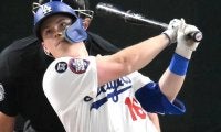 ドジャースの可愛い娘たちが大集結！ピンク色に一変のロッカールームでダンスパーティー　選手らパパの顔に