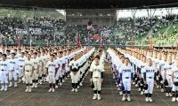 高校野球香川大会の開会式、36チームの球児らが元気よく行進