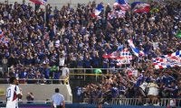 残念な出来事で｢前半終了まで観客の入場が終わらなかった｣横浜ダービー、｢どこに行ってもマリノスを応援している｣退団エース“決勝ゴール後”の涙