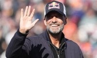 ｢すげぇ｣｢ホントにクロップいるんかw｣世界的名将の“Jクラブ訪問＆作戦ボード”写真が話題｢コーチ陣に戦術教えてる？｣｢ボードの内容気になりますね｣の声
