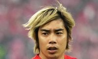 ｢ブラック純也〜｣｢黒髪だと若く見える｣イメチェン伊東純也のクラブハウス到着＆挨拶シーンが話題！ 去就注目の中｢good｣と上機嫌｢安定の寝グセ可愛い｣の声