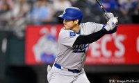 大谷翔平、先頭打者本塁打。現地メディアは「怪物ルーキーに歓迎の挨拶」と伝える