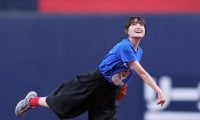 「それはズルいて」人気女優が京セラＤ降臨に球場沸く　青Ｔシャツ＆黒パンツ姿でキュートに投球「かわいい！！」「来た甲斐はあった」