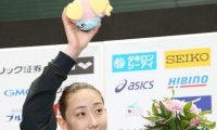 元競泳日本代表選手が江ノ島でのオフショット　白いトップスでデコルテ全開に「恵まれた美しさ」
