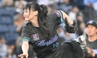 超人気アイドルが“暴投”に頭抱え「あああー」　黒髪ポニテ姿でペコリ笑顔…場内魅了