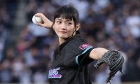「顔小さすぎ」マウンドに現れた19歳美女にSNS驚愕　大暴投で絶叫も「すべてがかわいい」