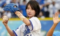 「天使かよ」短パン美女にファン虜　お見事投球→2年連続の“ポーズ”が「めっちゃ可愛い」