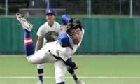 帽子が落ちるのは「良い球が投げられたとき」　北九州市立・荒木投手