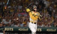 阪神・佐藤輝　２４号Ｖ２ラン！８４試合目でキャリアハイ並んだ　「全然狙っていない」も今季初聖地右翼席弾に確信バット投げ