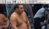 「懸賞やば」「一体いくら？」横綱・豊昇龍が1勝で受け取った懸賞金「座布団何枚分よ」分厚く重なる様子に騒然