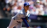 山本由伸の9勝目が消滅　9回1死からスコットが痛恨の同点弾被弾…ロバーツ監督は呆然