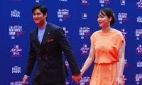 大谷翔平、真美子夫人と手をつなぎレッドカーペット登場　濃紺スーツにオレンジドレス…先頭登場に大歓声