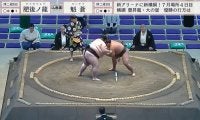 182キロ巨漢力士が身動き取れずヒヤリも… 館内のざわめきが安堵の拍手に 土俵外に背中から“ドスンっ”